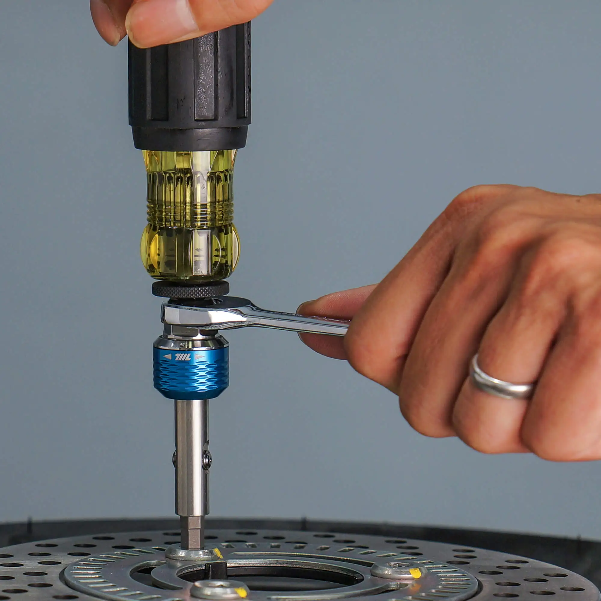 Close-up of a hand twisting the 711L inline ratchet driver HEX showing smooth ratcheting control